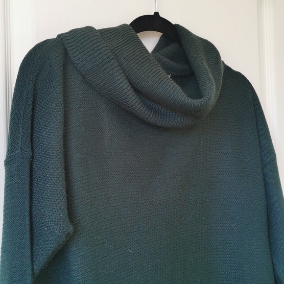 Dark green turtle neck sweater - Picture 3 of 3